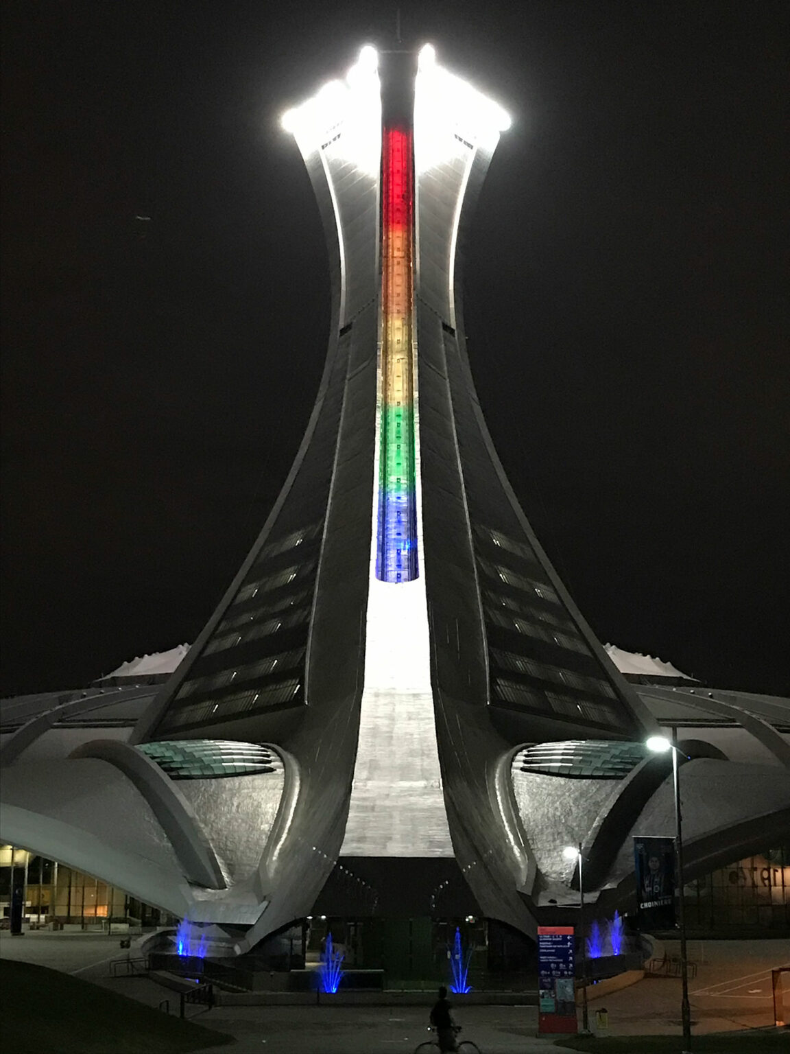 La Tour de Montréal s’illumine aux couleurs de l'arcenciel Parc