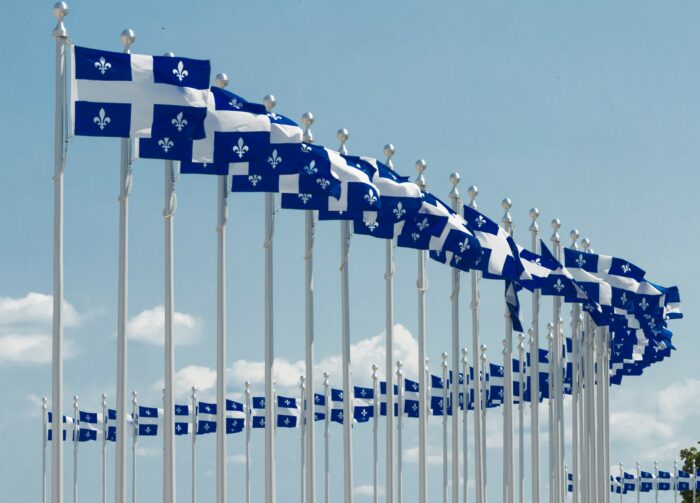 132 drapeaux du Québec sur l'Esplanade du Parc olympique pour la Fête  nationale - Parc olympique : Parc olympique