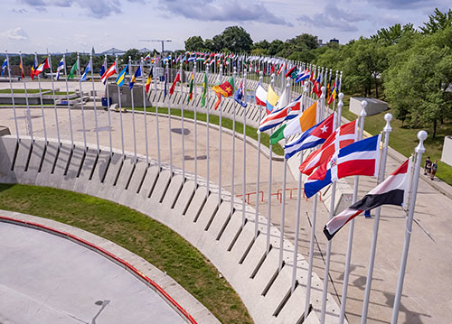 132 drapeaux du Québec sur l'Esplanade du Parc olympique pour la